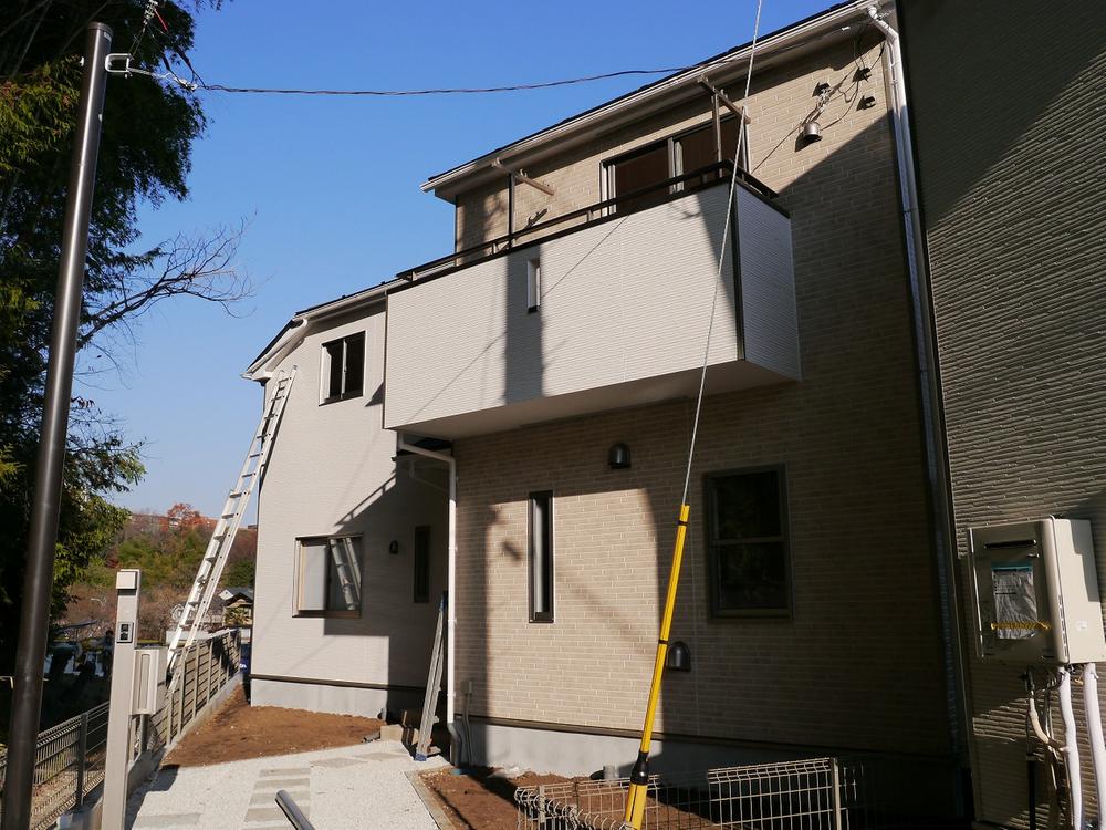 Local appearance photo. It is also a good many living environment commercial facilities around the development subdivision of a quiet residential area surrounded by greenery.