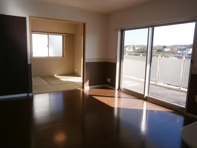 Living. In the space are more feeling of freedom to open the Japanese-style room, which is continuous with the living