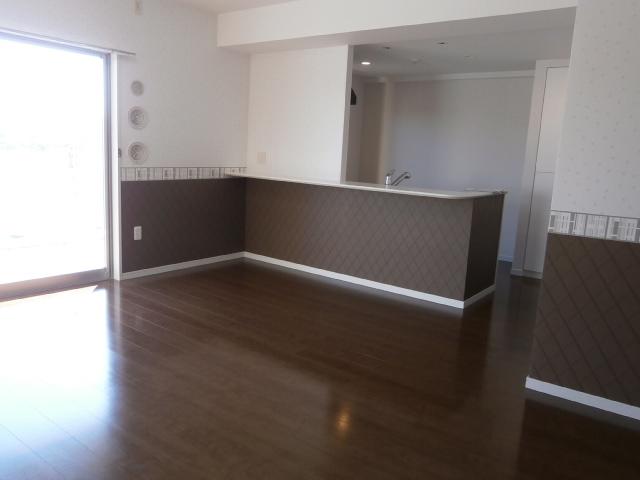 Living. Bright-facing balcony 16.6 quires LDK