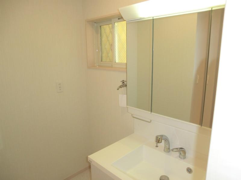 Wash basin, toilet. Indoor (11 May 2013) Shooting