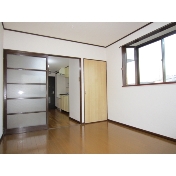 Living and room. Storage room! There is a bay window! Please use as a living!