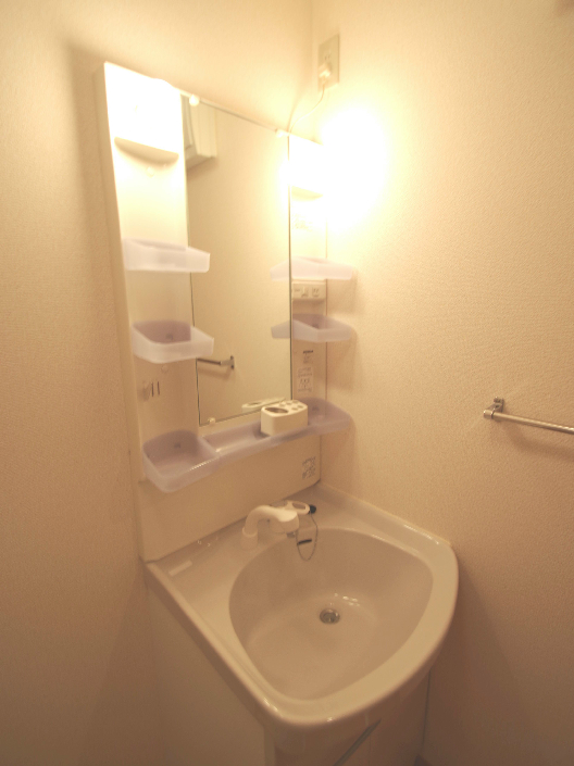 Washroom. Not wet feet even after entering the bath!