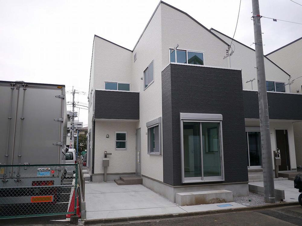 Local appearance photo. Drugstore a 2-minute walk in a quiet residential area of west Hachioji Station 6-minute walk ・ There are a number of commercial facilities living environment is also good.
