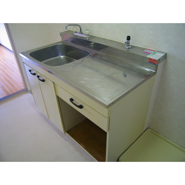 Kitchen. Spread of the sink is attached