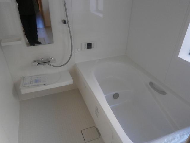 Bathroom. 1 Building 