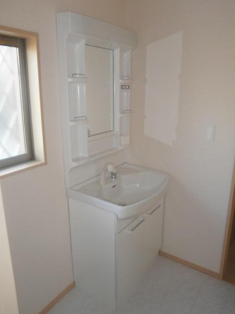 Wash basin, toilet. 1 Building 