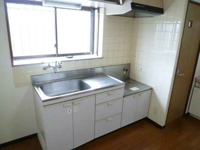 Kitchen. Two-burner stove available Gasukitchin