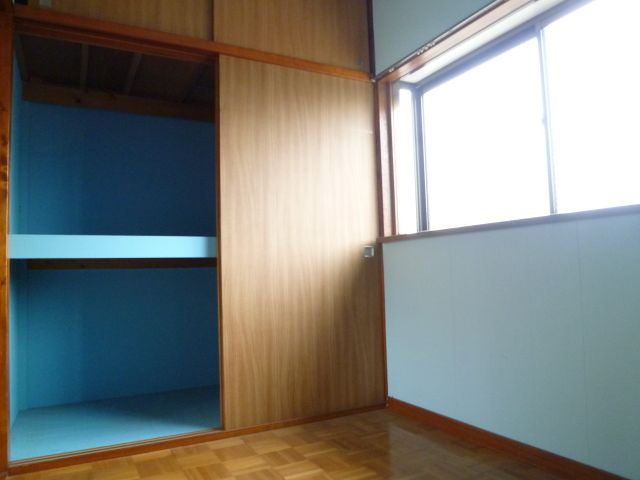 Living and room. Space can also be used as a warehouse