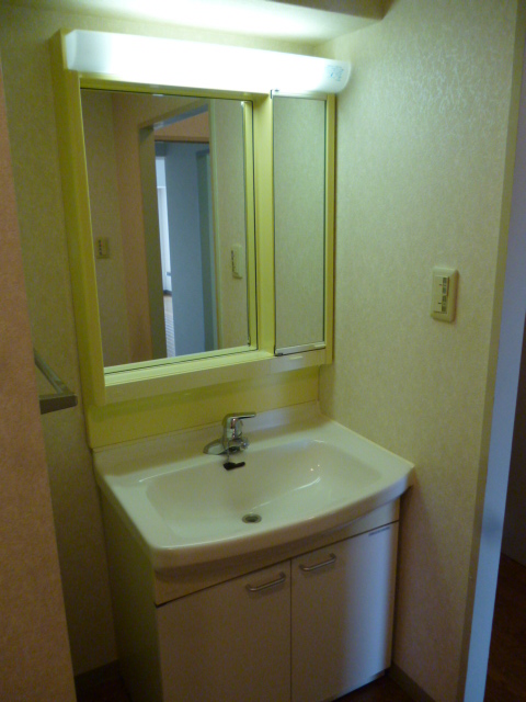 Washroom. Wide dressing room ・ It is vanity Installed. 