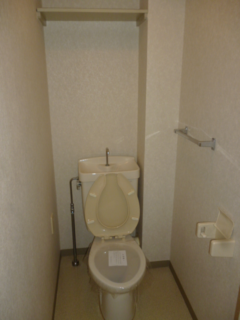 Toilet. Wide toilet ・ It is with storage. 