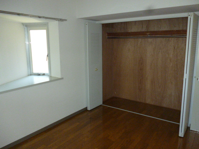 Other room space. Western-style 6 Pledge has bay windows two places, With a large storage. 