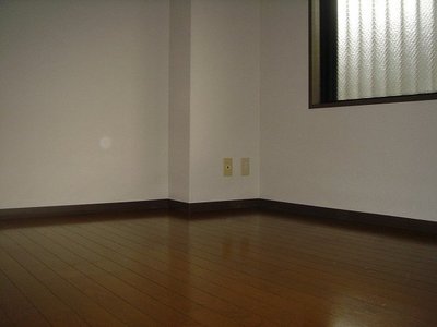 Living and room. Corridor side Western-style! 