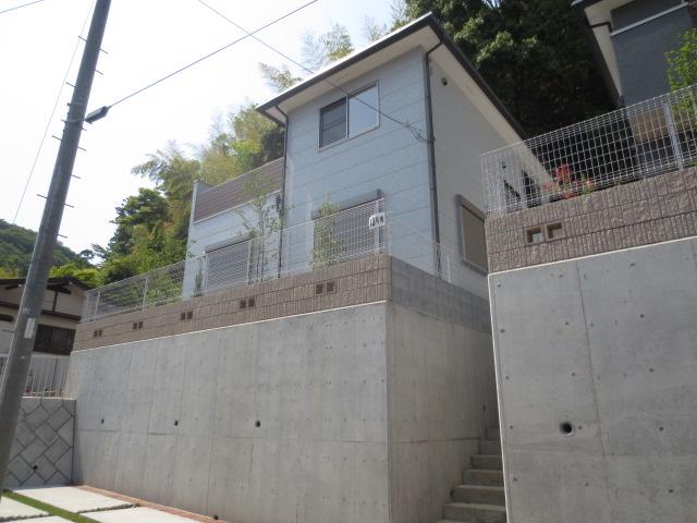 Local appearance photo. 13 Building