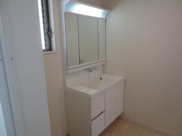 Wash basin, toilet. 13 Building