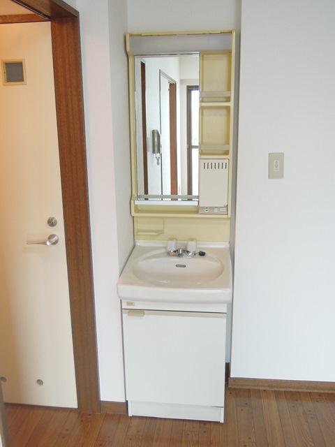 Washroom. Independent wash basin