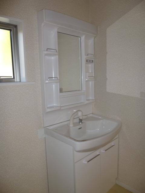 Wash basin, toilet. 4 Building