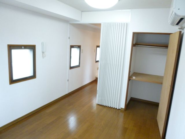 Living and room. Cooking is convenient Gasukitchin