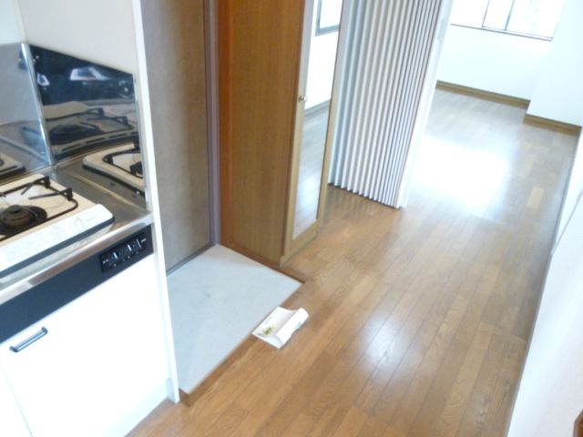 Entrance. Shoe box with a storage capacity