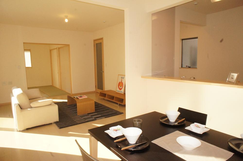 Living. We offer a variety of how to live in several kinds of model house. 