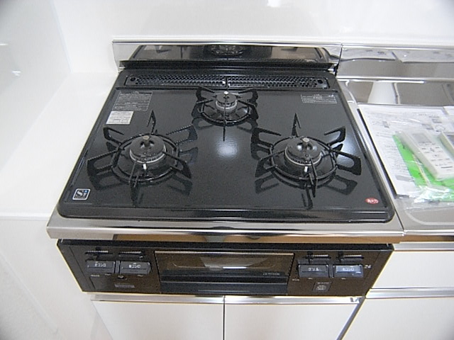 Kitchen. 3-neck gas stove with grill