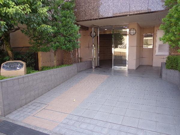 Entrance. With auto lock of peace of mind