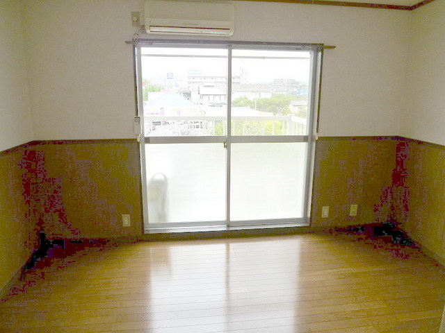 Other room space. Bright Western-style