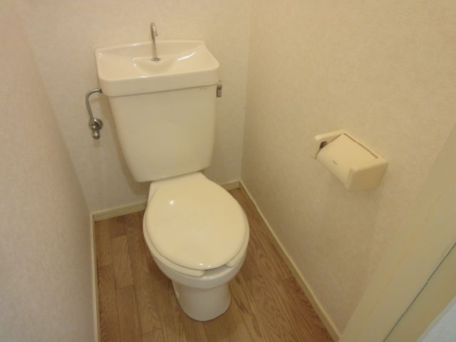 Toilet. Popular bath ・ It is a toilet of the room