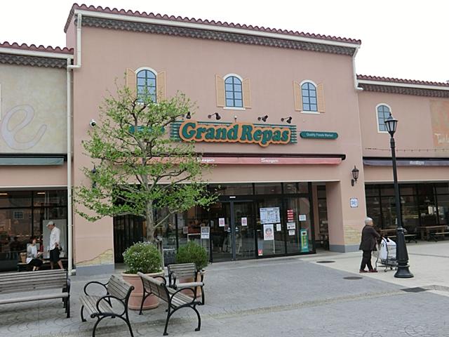 Supermarket. 940m to Grand Rupa Sakagami