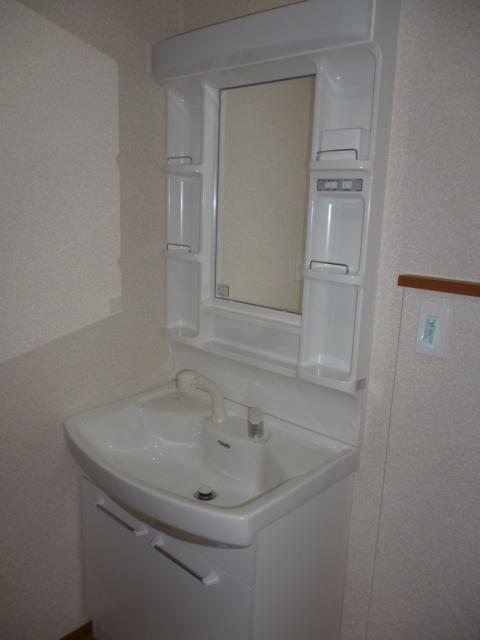 Wash basin, toilet. 1 Building