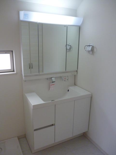Wash basin, toilet. 1 Building Shampoo three-sided vanity with dresser
