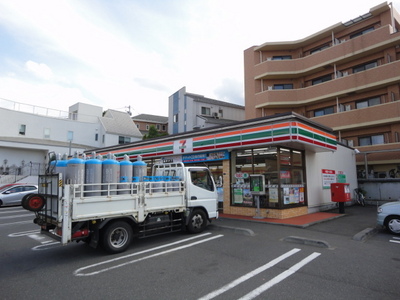 Convenience store. 300m to Seven-Eleven (convenience store)