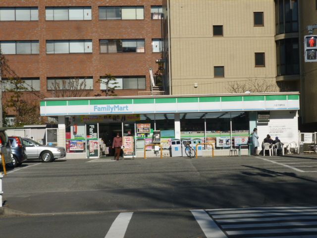 Convenience store. 650m to Family Mart (convenience store)