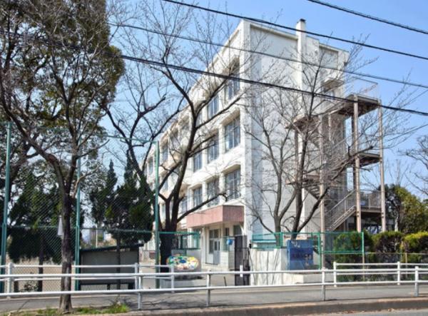 Primary school. Up to elementary school 1300m Takamine elementary school