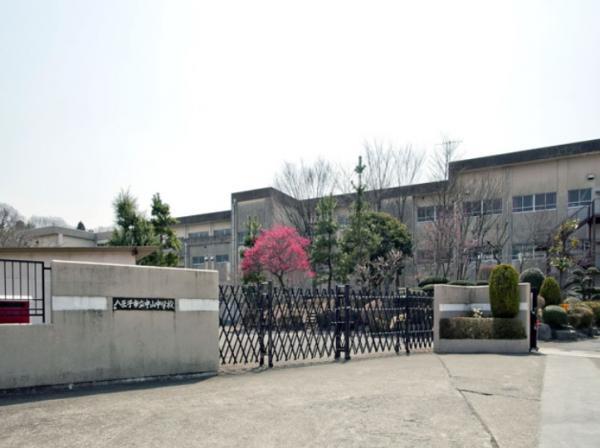Junior high school. 1400m up to junior high school Zhongshan Junior High School