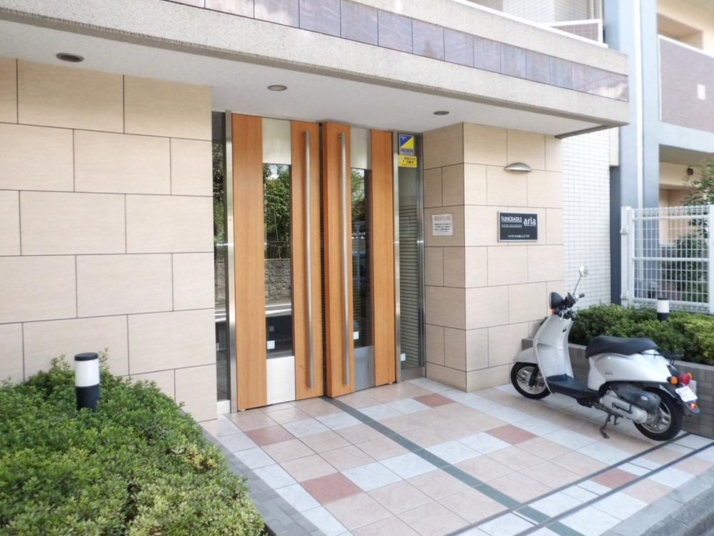 Entrance. Common areas