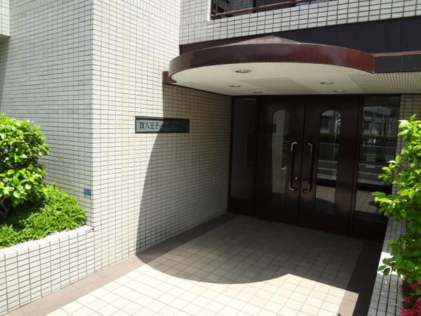 Entrance. Common areas