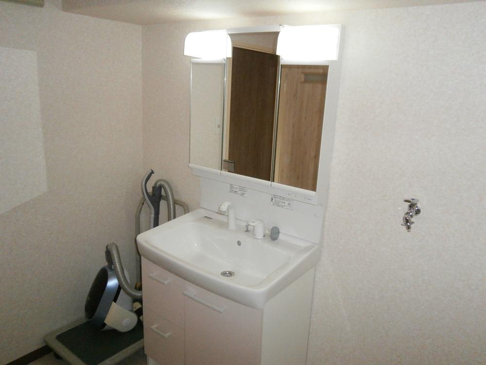 Wash basin, toilet. Interior