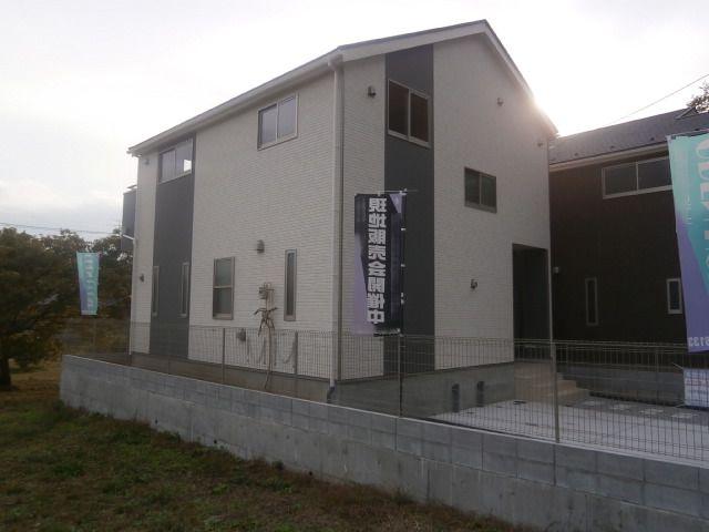 Local appearance photo. 5 Building