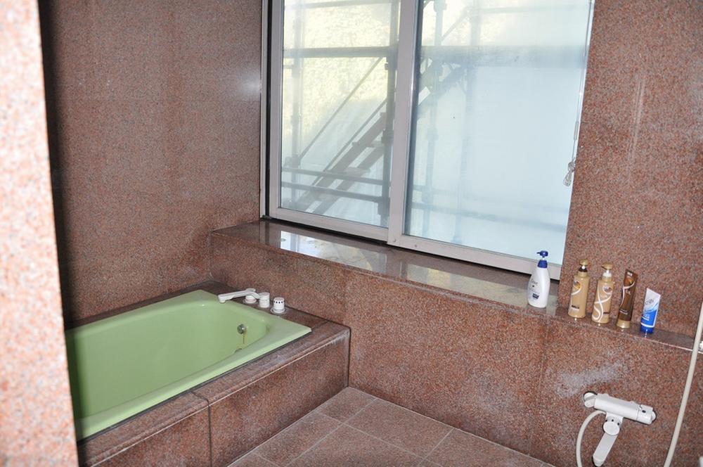 Bathroom. Indoor (11 May 2013) Shooting