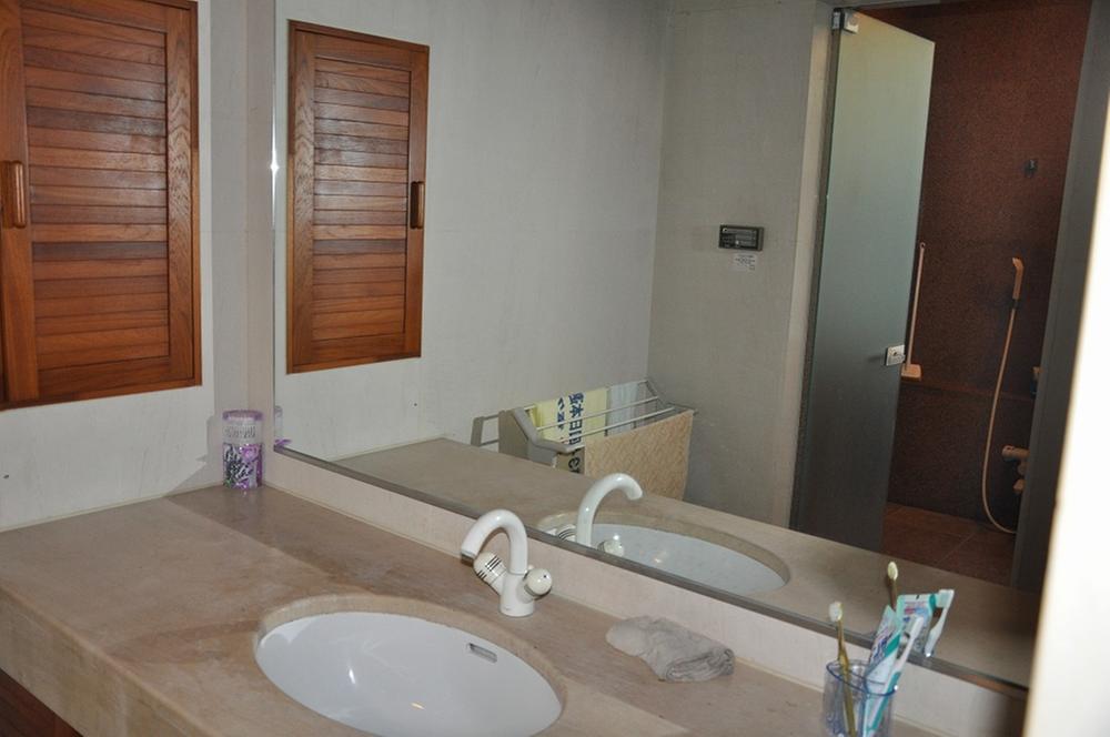 Wash basin, toilet. Indoor (11 May 2013) Shooting