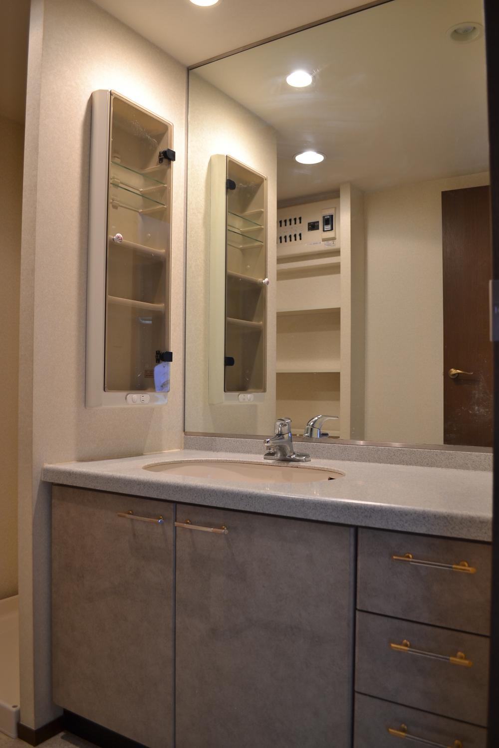 Wash basin, toilet. Indoor (11 May 2013) Shooting