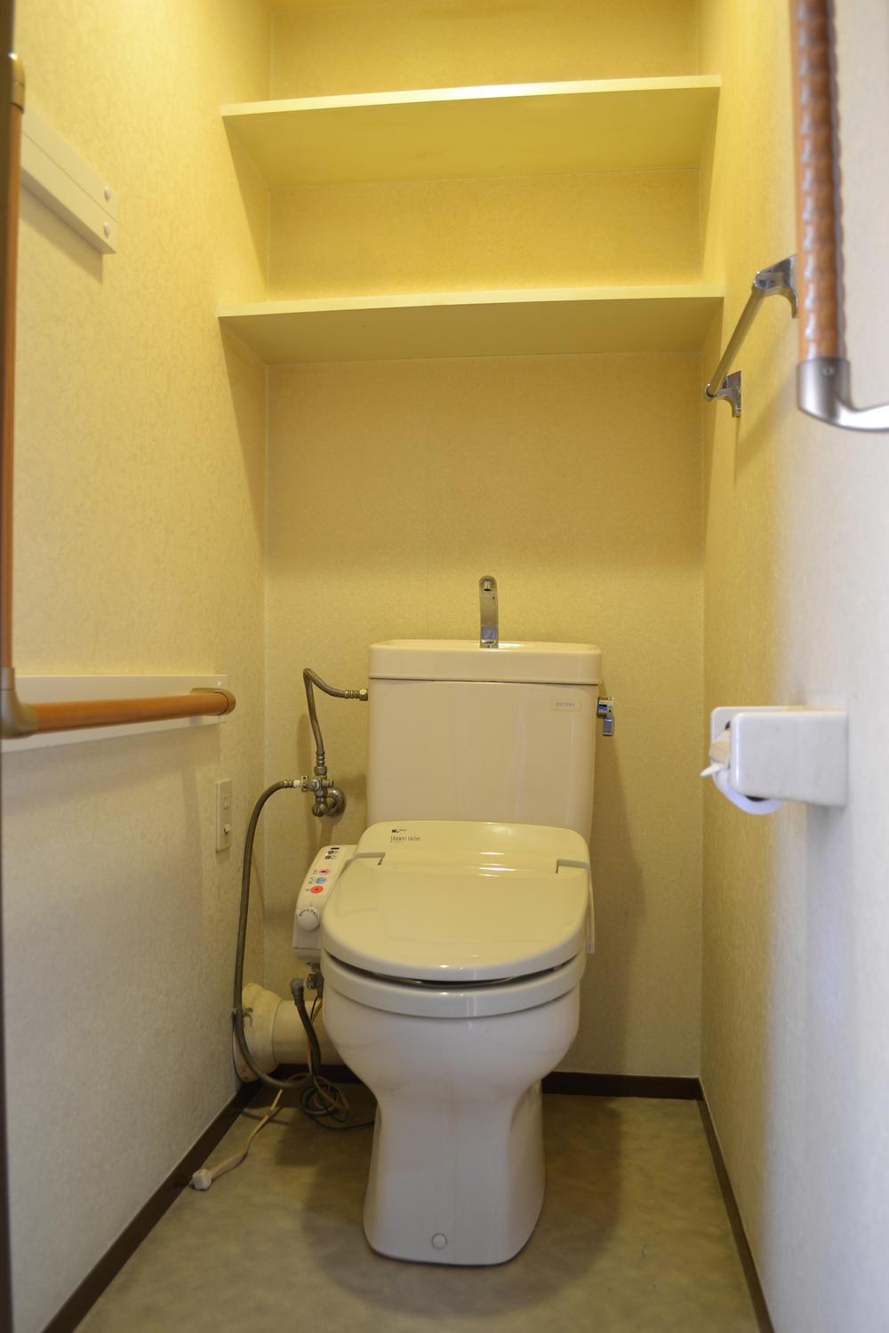 Toilet. Indoor (11 May 2013) Shooting