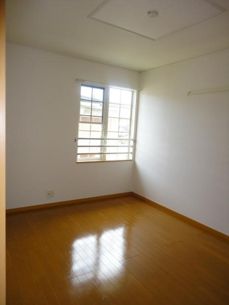 Living and room. Built is shallow, clean rooms.