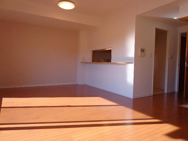 Living. South-facing sun per good 20.3 quires LDK