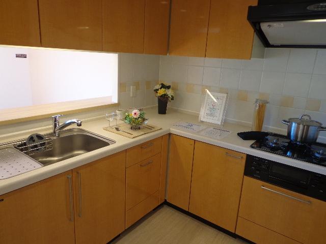 Kitchen. L-shaped kitchen, With counter