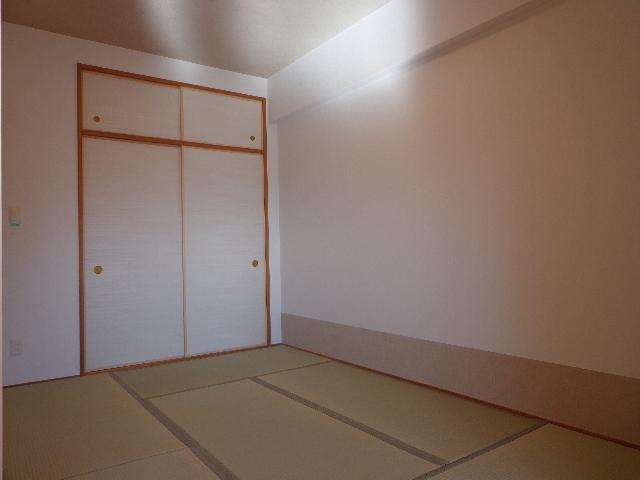 Non-living room. Japanese-style room, which is continuous with living