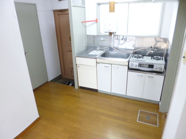 Kitchen. Two-burner gas stove can be installed