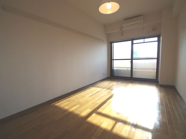 Living and room. Facing south in the bright Western-style 8 pledge!