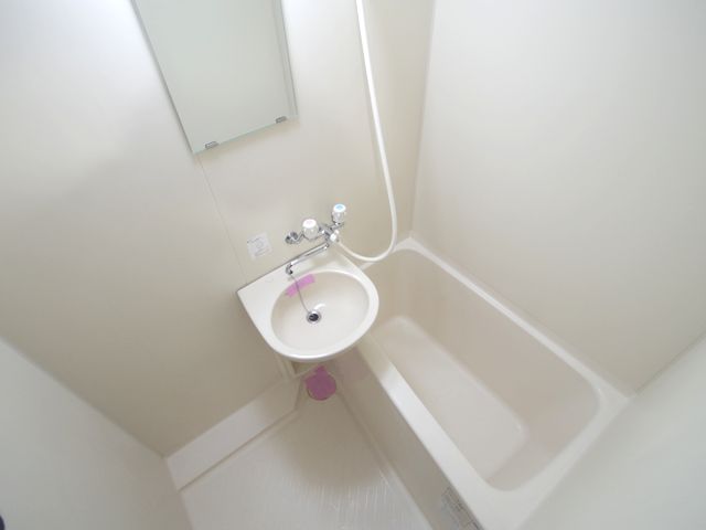 Bath. Tired of the day, let's shed here!