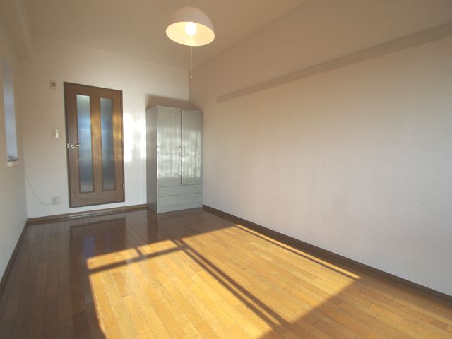 Other room space. Lighting of the southwest angle room, It is with picture rails!